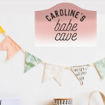 Moderne roze baby Cave Custom Deurbordjes<br><div class="desc">Dit leuke ombré roze deurbord leest "babe grot" in een leuk modern lettertype. Voeg uw gewenste naam toe gebruikend de verpersoonlijkingseigenschap. Ideaal voor kinderen en tieners in slaapkamers of voor kantoren en ambachtelijke ruimten voor volwassenen.</div>