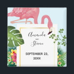 Moderne Roze Bindingen van Flamingo sparen de Magn Magneet<br><div class="desc">Een bruiloft redt de datummagneet met een schattige en roze flamingo. Omringd door groene tropische bladeren en rode en gele hibiscus bloemen. Een rechthoekig gevormd,  gouden gradiënt lijst in het centrum.</div>