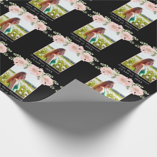 Moderne, roze bloem afstuderen klasse 2021 cadeaupapier (Hoek)