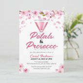 Moderne Roze Bloemblaadjes & Prosecco Bruidsdouche Kaart (Staand voorkant)