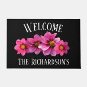 Moderne roze bloemen op zwart-gepersonaliseerd deurmat (Voorkant)