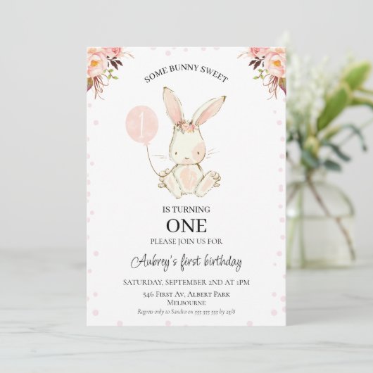 Moderne Roze Bloemen Wit Konijntje 1e Verjaardag Kaart (Staand voorkant)