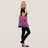 Moderne roze bloemendumentas / Minimaal vette bloe Tote Bag (Op model)