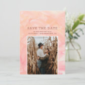 Moderne roze blush penseelstreken bruiloft save the date (Staand voorkant)