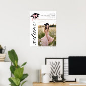 Moderne Roze Bow Coquette Graduation Cap Welkom Poster (Thuiskantoor)