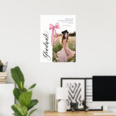 Moderne Roze Bow Coquette Graduation Cap Welkom Poster (Thuiskantoor)
