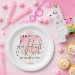 Moderne roze Cake Script Name 50th Birthday Party Papieren Bordje<br><div class="desc">De moderne Roze Naam van het Manuscript van de Cake 50th Birthday Partij. De vijftigste is gecentreerd in een vastgestelde handgeschreven stijlmanuscript met naam en datum die u kunt gemakkelijk personaliseren,  op een  bleke roze cake aan de achtergrond op een gouden standaard en een bloem bovenop.</div>