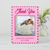 Moderne Roze Chevron Streep Trouwfoto Bedankkaart (Staand voorkant)