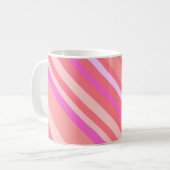 Moderne roze diagonale strepen koffiemok (Voorkant links)