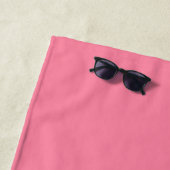 Moderne roze effen kleur met bubbelstructuur strandlaken (In situ)
