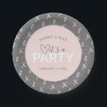 Moderne Roze en Gay Valentijnsfeestje Papieren Bordje<br><div class="desc">Maak je bruids-shower,  verjaardagsfeestje of meidenavakavond onvergetelijk met deze moderne Valentijns-thema borden,  ideaal voor het vieren van liefde in februari 2025. Met een eenvoudig ontwerp met een rand van handgetekende X's en O's en een charmante hartmotief,  voegen deze borden een vleugje elegantie toe aan elk evenement.</div>