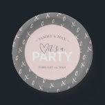 Moderne Roze en Gay Valentijnsparty Papieren Bordje<br><div class="desc">Maak je bruidsfeest,  verjaardagsfeest of meidenavakantie onvergetelijk met deze moderne Valentijns-thema borden,  ideaal voor het vieren van liefde in februari 2025. Met een eenvoudig ontwerp met een rand van handgetekende X's en O's en een charmant hartmotief,  voegen deze borden een vleugje elegantie toe aan elk evenement.</div>