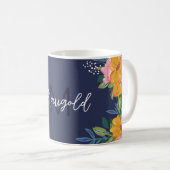 Moderne roze en gele bloemschikking monogram koffiemok (Voorkant rechts)