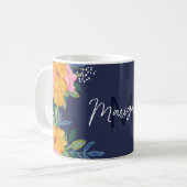 Moderne roze en gele bloemschikking monogram koffiemok (Voorkant links)