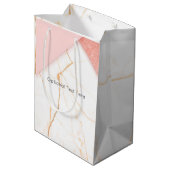 Moderne Roze en Gouden Marmeren Douane Medium Cadeauzakje (Achterkant Gekanteld)