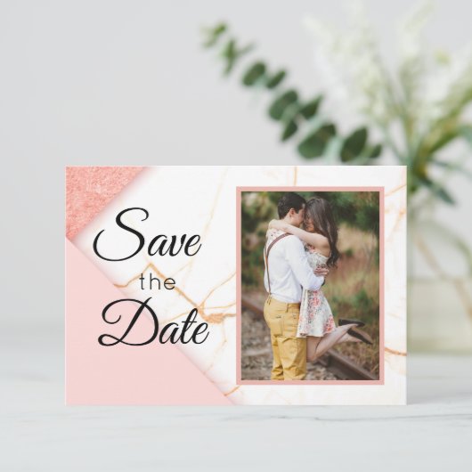 Moderne roze en goudglitter marmer save the date (Staand voorkant)
