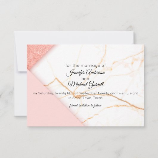 Moderne roze en goudglitter marmer save the date (Achterkant)