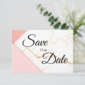 Moderne roze en goudglitter marmer save the date (Staand voorkant)