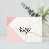 Moderne roze en goudmarmer RSVP kaartje (Staand voorkant)
