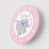 Moderne roze en grijze olifant aangepast monogram ronde klok (Hoek)