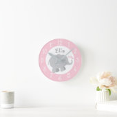 Moderne roze en grijze olifant aangepast monogram ronde klok (Huis)