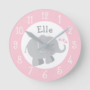Moderne Roze en Grijze Olifant Aangepaste Monogram Ronde Klok
