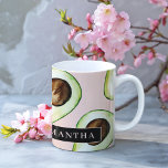 Moderne roze en groene Avocado-patroon met naam Koffiemok<br><div class="desc">Moderne roze en groene Avocado-patroon met naam</div>