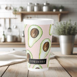 Moderne roze en groene Avocado-patroon met naam Latte Mok<br><div class="desc">Moderne roze en groene Avocado-patroon met naam</div>