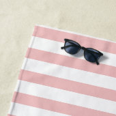Moderne Roze En Rode Cabana Streep Monogram Strandlaken (In situ)