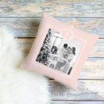 Moderne roze en wit | Foto van de familie | INITIA Buitenkussen<br><div class="desc">Deze moderne roze en witte familiefoto straalt een gevoel van saamhorigheid,  liefde en eigentijdse stijl uit. Het vangt een moment van vreugde en eenheid,  die de schoonheid van de familie en hun harmonieuze verbinding toont.</div>