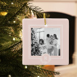 Moderne roze en wit | Foto van de familie | INITIA Keramisch Ornament<br><div class="desc">Deze moderne roze en witte familiefoto straalt een gevoel van saamhorigheid,  liefde en eigentijdse stijl uit. Het vangt een moment van vreugde en eenheid,  die de schoonheid van de familie en hun harmonieuze verbinding toont.</div>