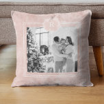 Moderne roze en wit | Foto van de familie | Initia Kussen<br><div class="desc">Deze moderne roze en witte familiefoto straalt een gevoel van saamhorigheid,  liefde en eigentijdse stijl uit. Het vangt een moment van vreugde en eenheid,  die de schoonheid van de familie en hun harmonieuze verbinding toont.</div>
