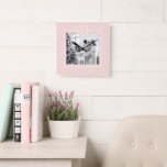 Moderne roze en wit | Foto van de familie | INITIA Vierkante Klok<br><div class="desc">Deze moderne roze en witte familiefoto straalt een gevoel van saamhorigheid,  liefde en eigentijdse stijl uit. Het vangt een moment van vreugde en eenheid,  die de schoonheid van de familie en hun harmonieuze verbinding toont.</div>