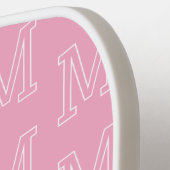 Moderne Roze en Witte Initiële Monogram Patroon Pickleball Paddle (Links Detail)