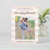 Moderne roze en witte strepen | De foto bewaart de Save The Date (Staand voorkant)