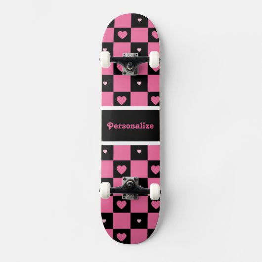 Moderne roze en zwarte ingecheckte harten met naam skateboard (Voorkant)
