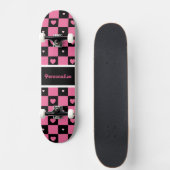 Moderne roze en zwarte ingecheckte harten met naam skateboard (Voorkant)