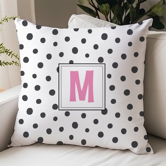 Moderne roze en zwarte polka stippen monogram stud kussen (Creator heeft geüpload)