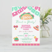 Moderne roze Fiesta Taco over een feestverjaardag Kaart (Staand voorkant)