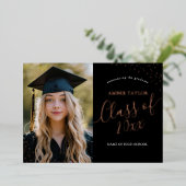 Moderne Roze Folie Confetti Foto Afstudeerfeest Uitnodiging (Staand Voorkant)