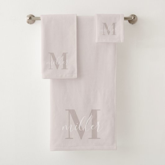 Moderne roze gepersonaliseerde familienaam monogra bad handdoek (Insitu)