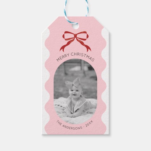 Moderne Roze Gescalpeerde Rode Boog Kerstfoto Cadeaulabel (Voorkant)