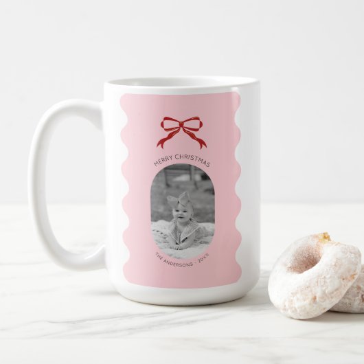 Moderne Roze Gescalpeerde Rode Boog Kerstfoto Koffiemok (Met donut)
