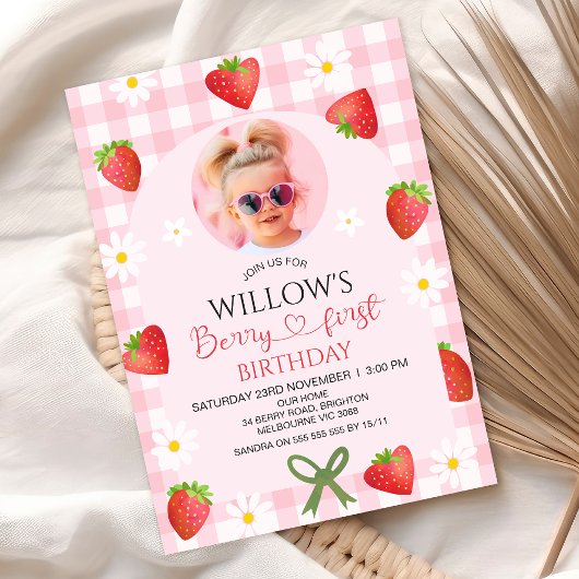 Moderne Roze Gingham Hart Bes Eerste Verjaardag Kaart