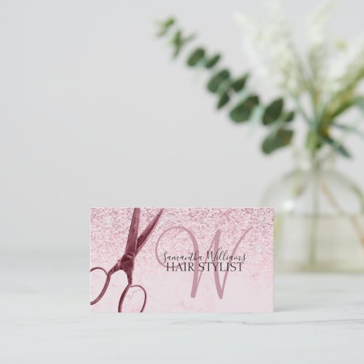 Moderne Roze Glitter Monogram Schaar Haar Stylist Visitekaartje (Staand voorkant)