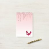 Moderne roze glitterschijven en hoge niveaus post-it® notes (Op bureau)