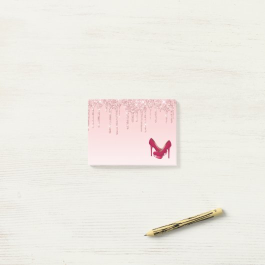 Moderne roze glitterschijven en hoge niveaus post-it® notes (Op bureau)