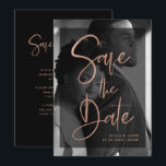 Moderne Roze Goud en Zwarte Overlay | Foto Save The Date<br><div class="desc">Deze moderne,  elegante 'save the date'-trouwkaarten bevatten jouw eigen persoonlijke foto die de achtergrond volledig bedekt. Een dun zwart overlay bevat nep roze gouden trendy script typografie en er is meer ruimte voor jouw informatie op de achterkant van de kaart. Een glamoureuze,  stijlvolle look die jouw gasten zullen waarderen!</div>