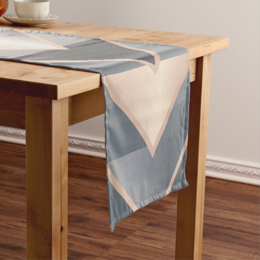 Moderne Roze Goud & Grijs Geometrisch Chevron Korte Tafelloper (Voorbeeld)