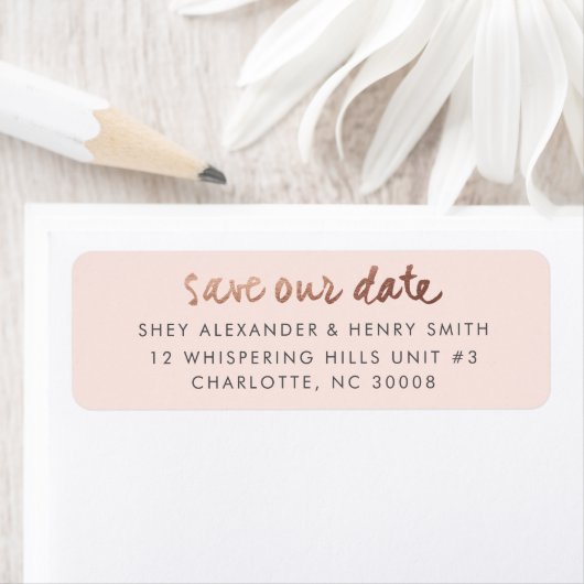 Moderne roze gouden save the date met roze retoura etiket (Insitu)
